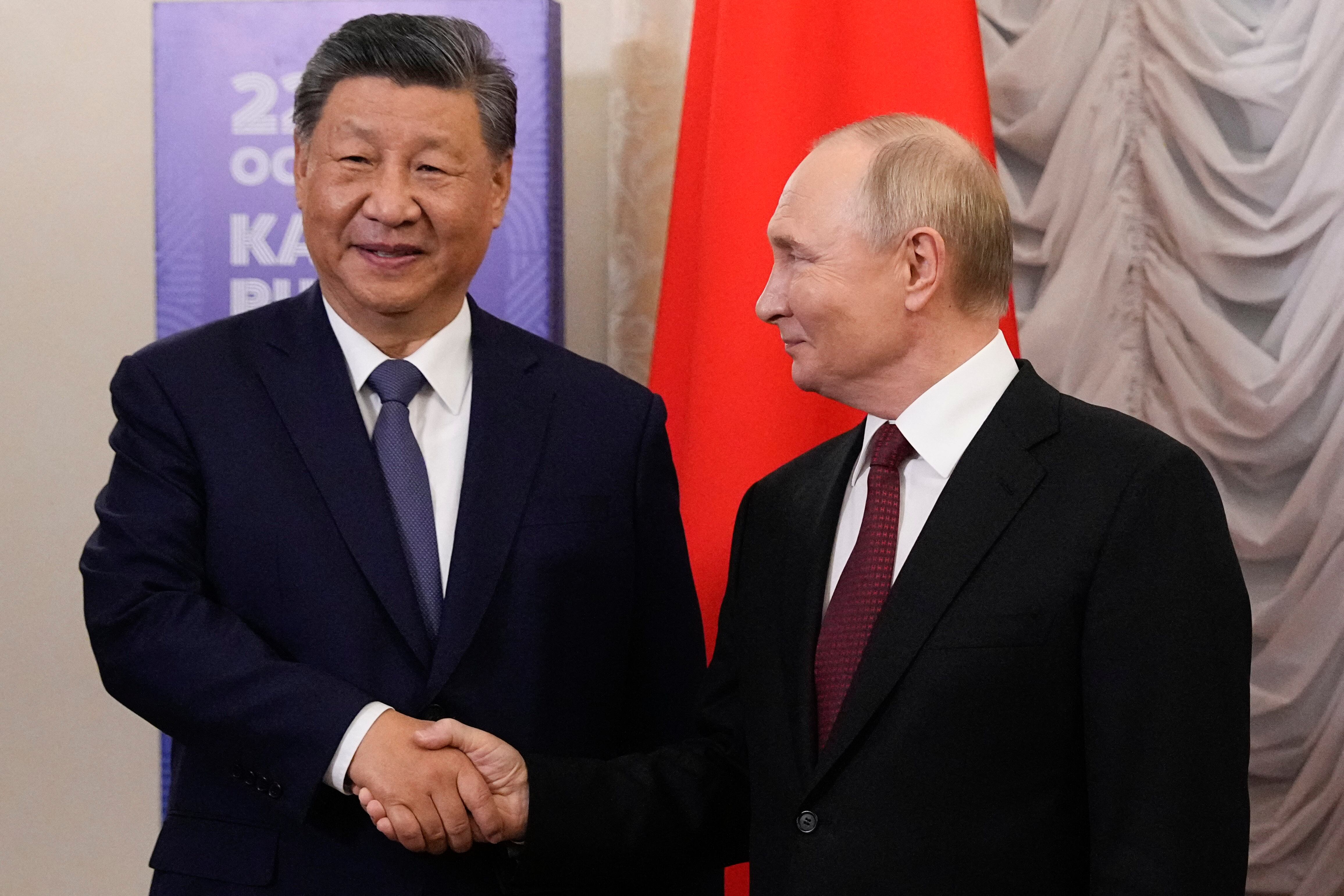 El presidente de Rusia, Vladimir Putin, se reúne con el presidente chino, Xi Jinping, al margen de la cumbre de los BRICS en Kazán el 22 de octubre de 2024. (Foto de Alexander Zemlianichenko / POOL / AFP)