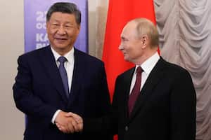 El presidente de Rusia, Vladimir Putin, se reúne con el presidente chino, Xi Jinping, al margen de la cumbre de los BRICS en Kazán el 22 de octubre de 2024. (Foto de Alexander Zemlianichenko / POOL / AFP)