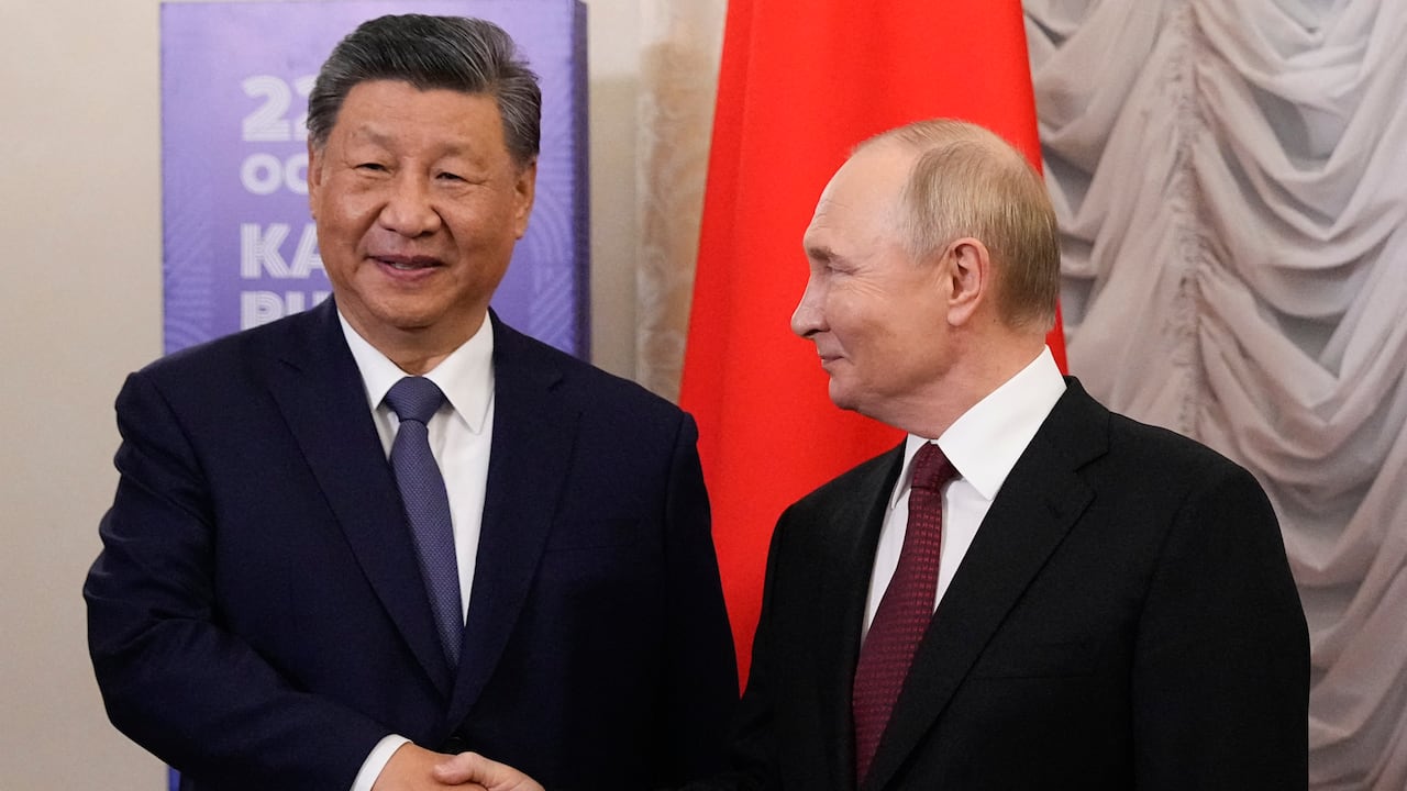 El presidente de Rusia, Vladimir Putin, se reúne con el presidente chino, Xi Jinping, al margen de la cumbre de los BRICS en Kazán el 22 de octubre de 2024. (Foto de Alexander Zemlianichenko / POOL / AFP)