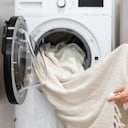 La ropa blanca puede despercudirse en la lavadora con trucos caseros.