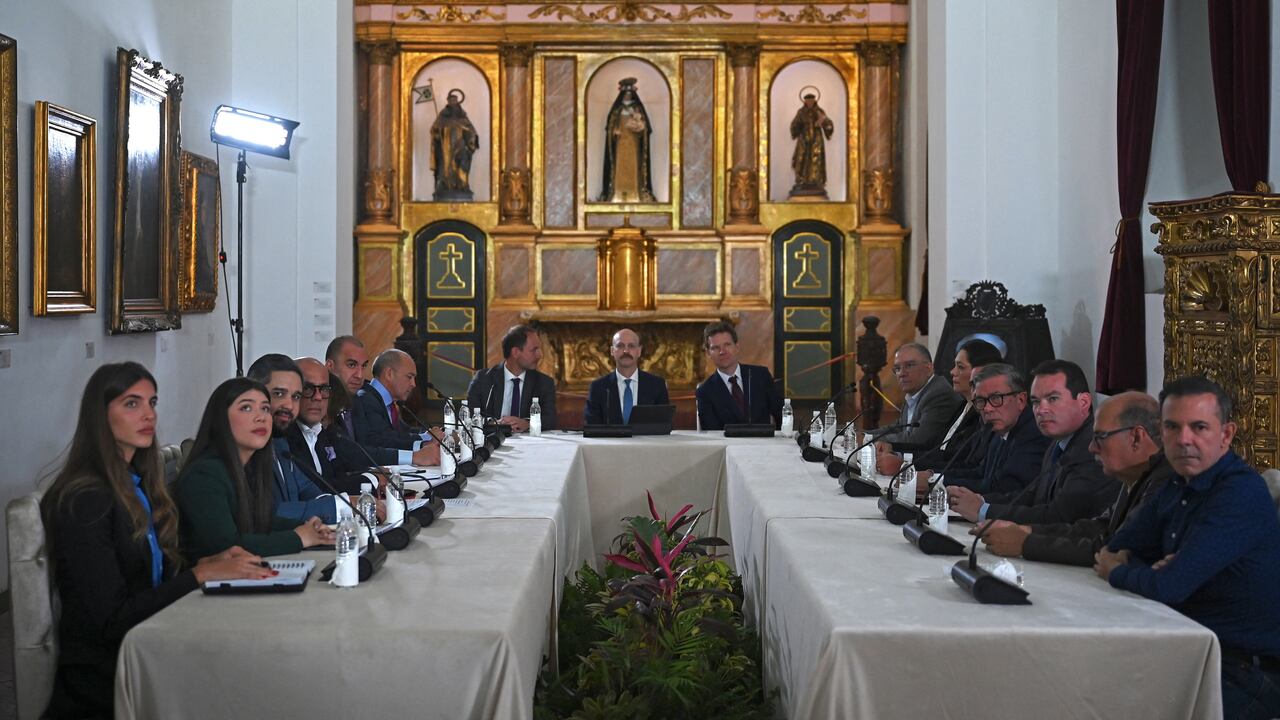 Delegados del Gobierno venezolano y de la oposición sostienen una reunión de proceso de negociación con representantes de Noruega en la sede de la Asamblea Nacional en Caracas, el 19 de febrero de 2024.
