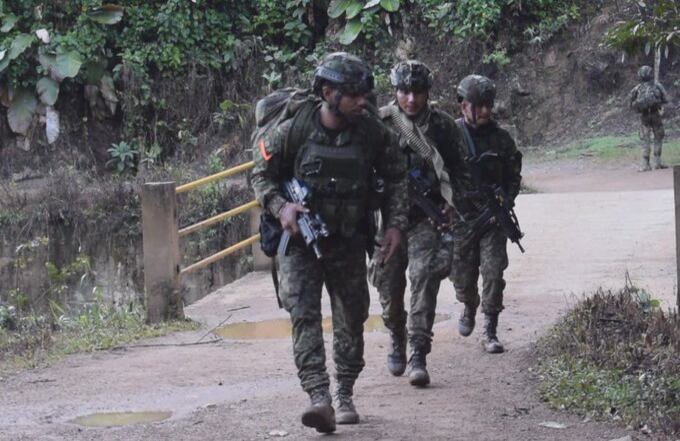Los soldados profesionales combaten en cada punto del corregimiento de El Plateado, Argelia, contra disidentes de las Farc que, usando explosivos artesanales, buscan expulsar a los militares y policías que llegaron con la operación Perseo.