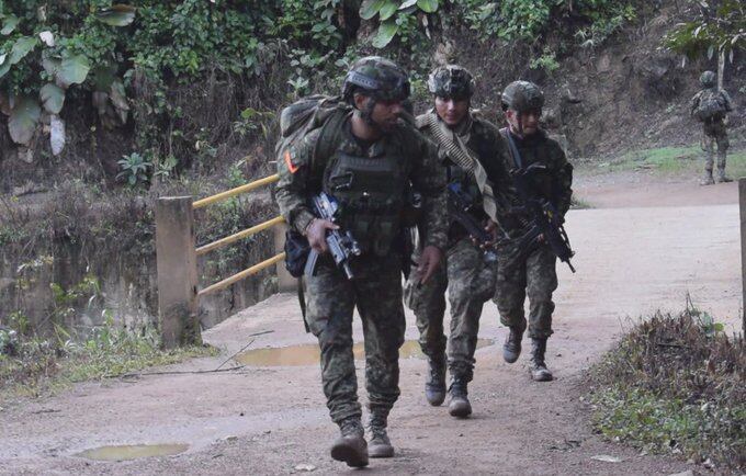 Los soldados profesionales combaten en cada punto del corregimiento de El Plateado, Argelia, contra disidentes de las Farc que, usando explosivos artesanales, buscan expulsar a los militares y policías que llegaron con la operación Perseo.