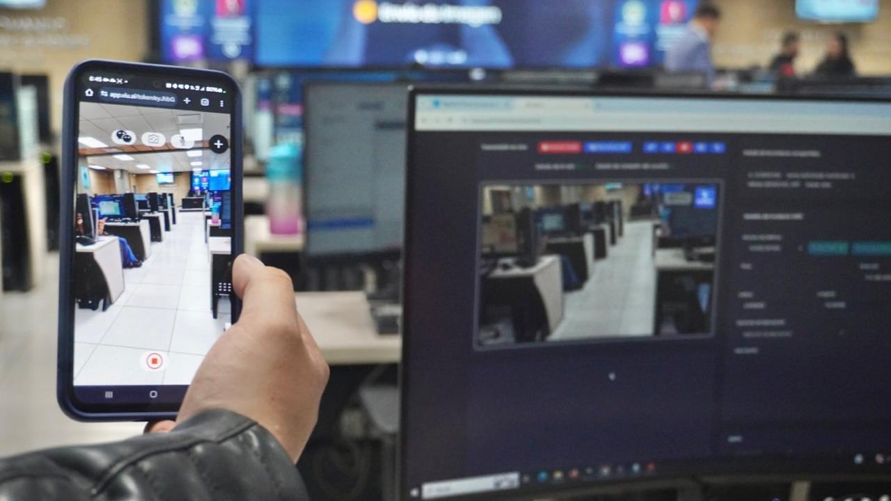 A través de la videollamada de emergencia, se puede establecer una conexión que le permite al operador analizar el escenario en tiempo real.