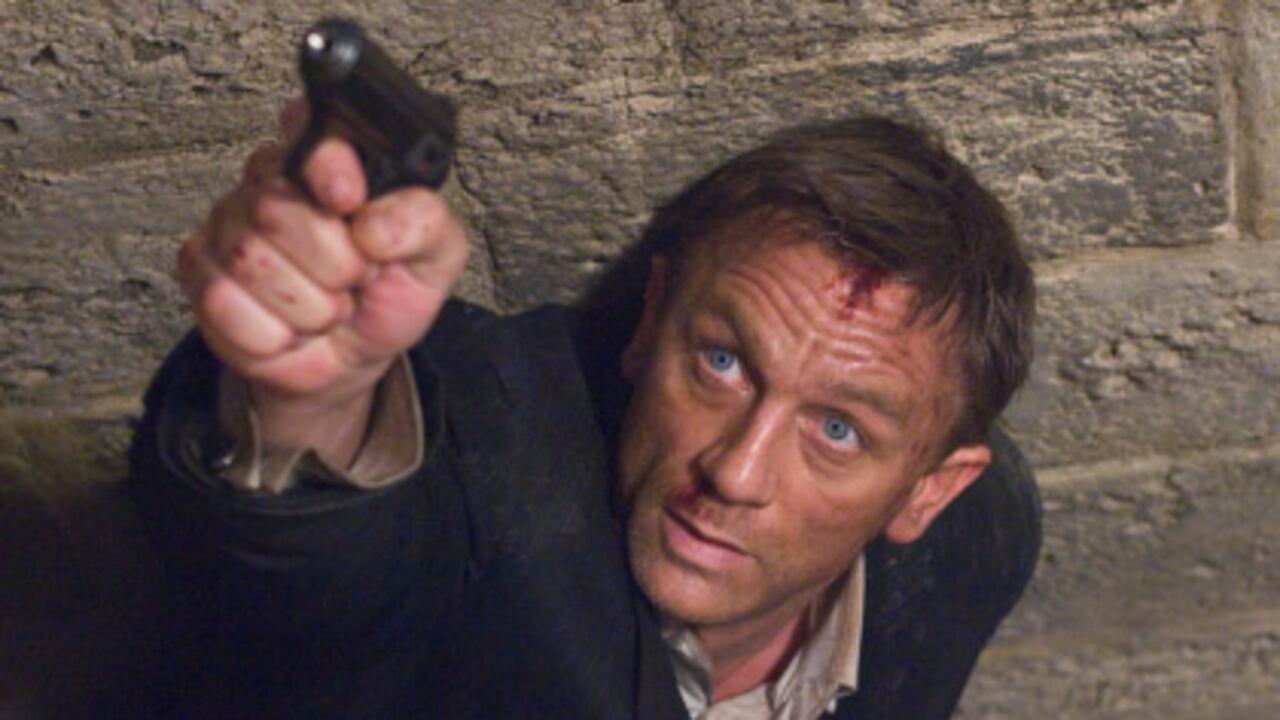 Bond (Daniel Craig) trata de reponerse de la muerte de aquella espía doble, Vesper, de la que estaba enamorado