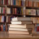 Cerca de libros en el escritorio de la biblioteca.