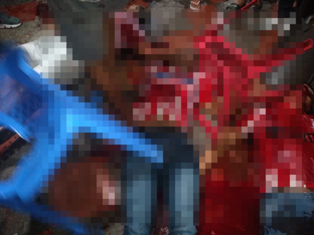 Tres hombres quedaron tendidos en un lado de la terraza del lugar y uno más a unos metros