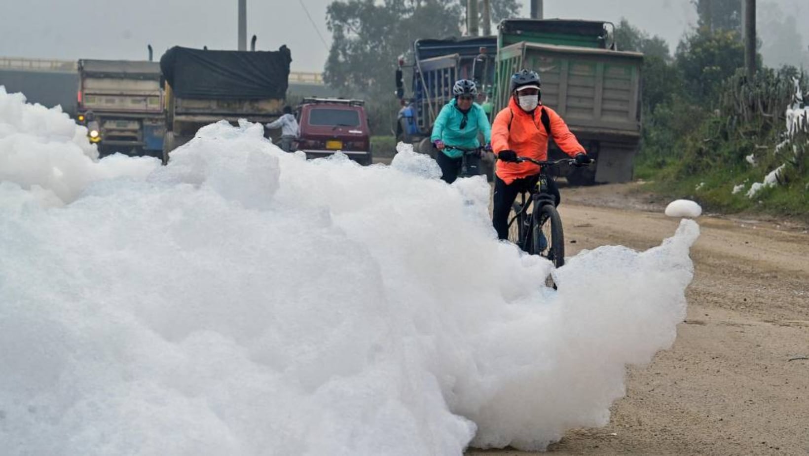 ¡Impresionante! Contaminación generó espuma tóxica que generaría enfermedades en Bogotá