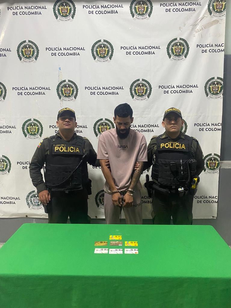 Señalado de robar tarjetas débito y crédito.