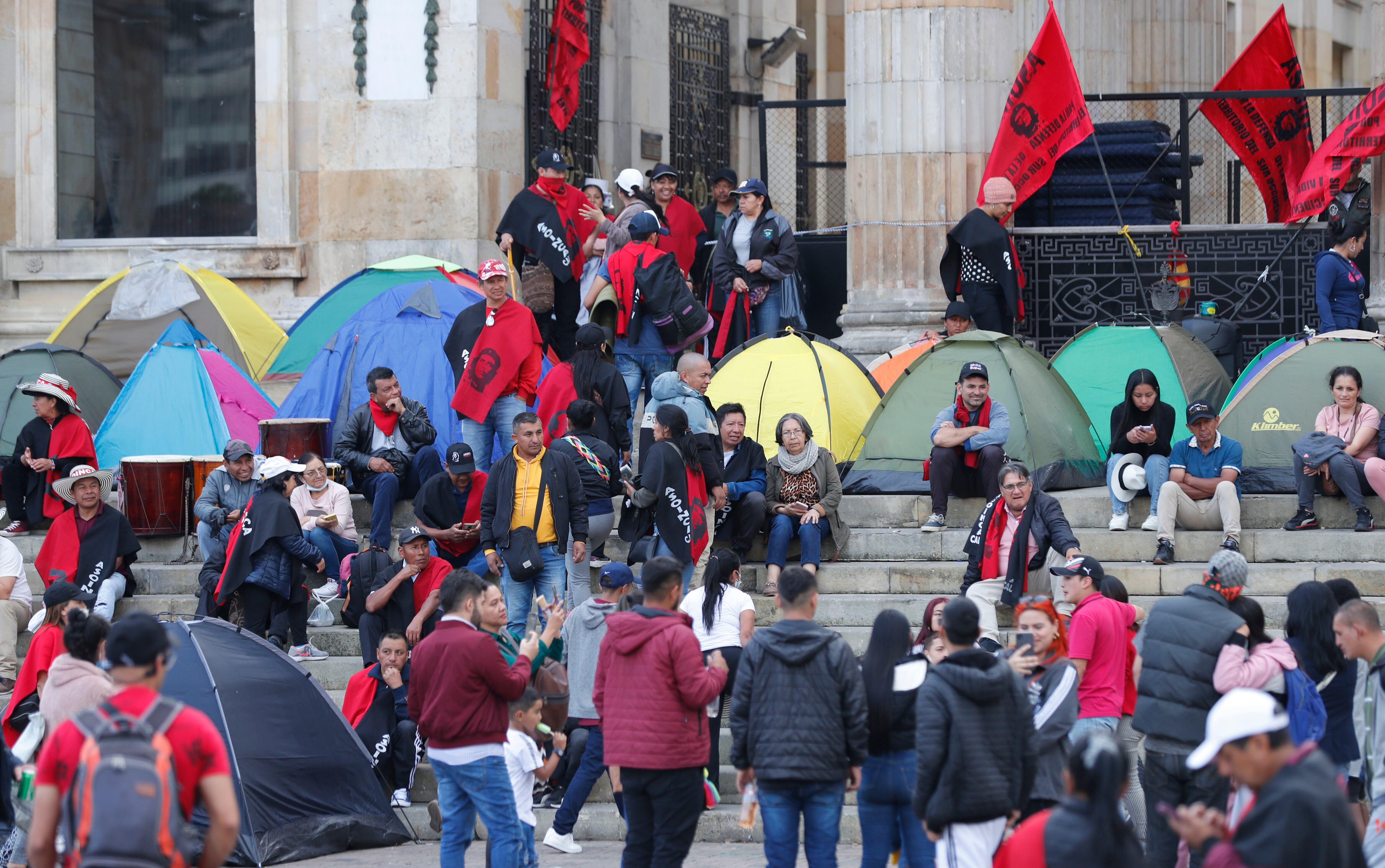 ASOINCA Indígenas y profesores provenientes del departamento del Cauca intentaron entrar a la fuerza al Congreso de la República  y se mantienen en la entrada del Congreso
Bogota feb 8 del 2023
Foto Guillermo Torres Reina / Semana