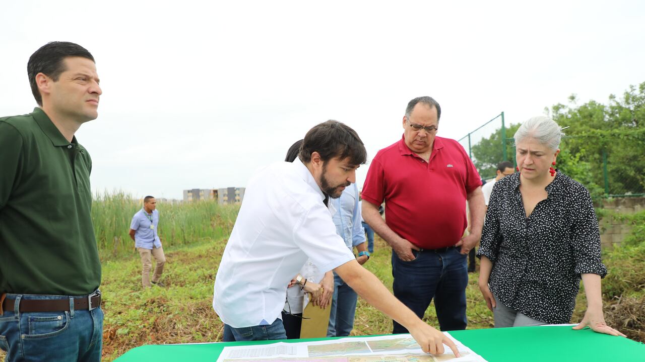 Alcalde de Barranquilla, Jaime Pumarejo, junto a la ministra de vivienda, Catalina Velasco Campuzano, en los lotes.