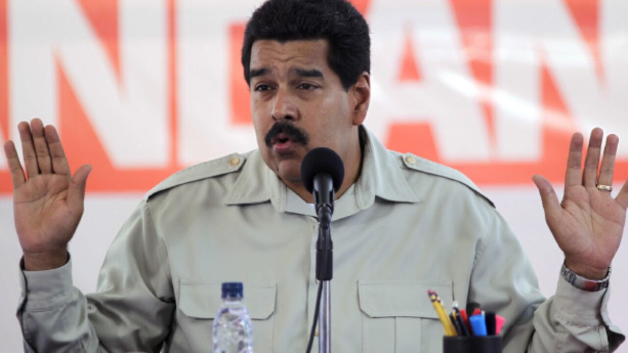 El presidente Nicolás Maduro está acorralando a los medios independientes de Venezuela acelerando sus planes y estrategias para silenciar a la oposición. Para imponer su "hegemonía comunicacional" anuncio la creación de dos canales estatales nuevos y el patrocinio de telenovelas más afines a los valores del chavismo.