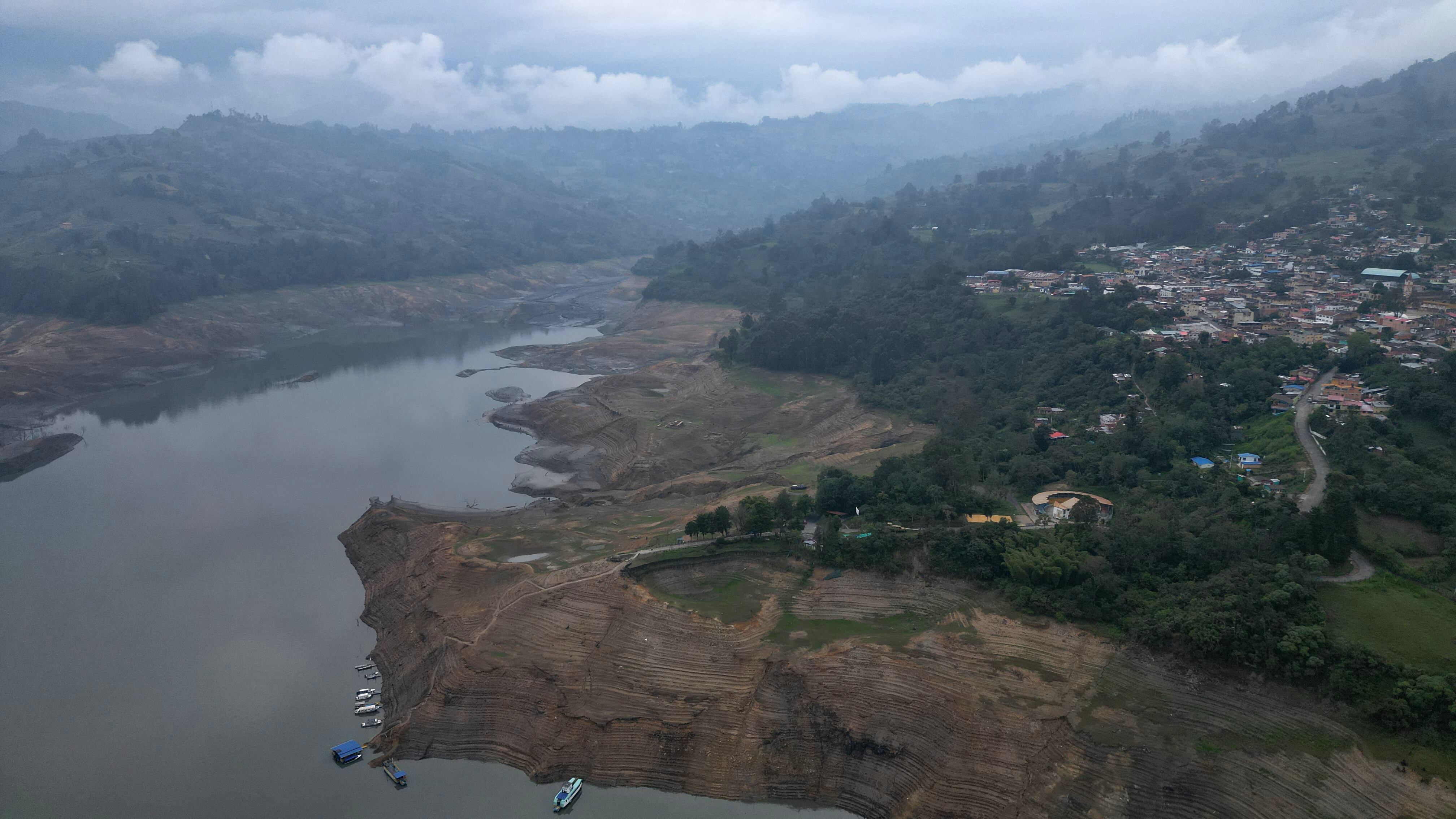 Central Hidroeléctrica del Guavio
 embalse del Guavio  presenta nivel bajo a causa del fenómeno de El Niño
Cundinamarca abril 3 del 2024
Foto Guillermo Torres Reina / Semana