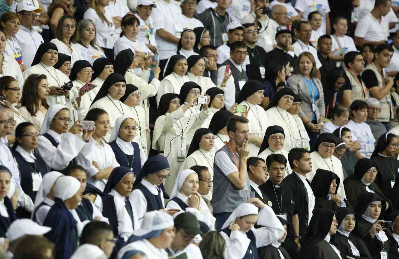 Monjas, en la Plaza de Toros La Macarena, que esperaron desde la mañana la llegada del papa Francisco. Foto: Guillermo Torres// SEMANA. 