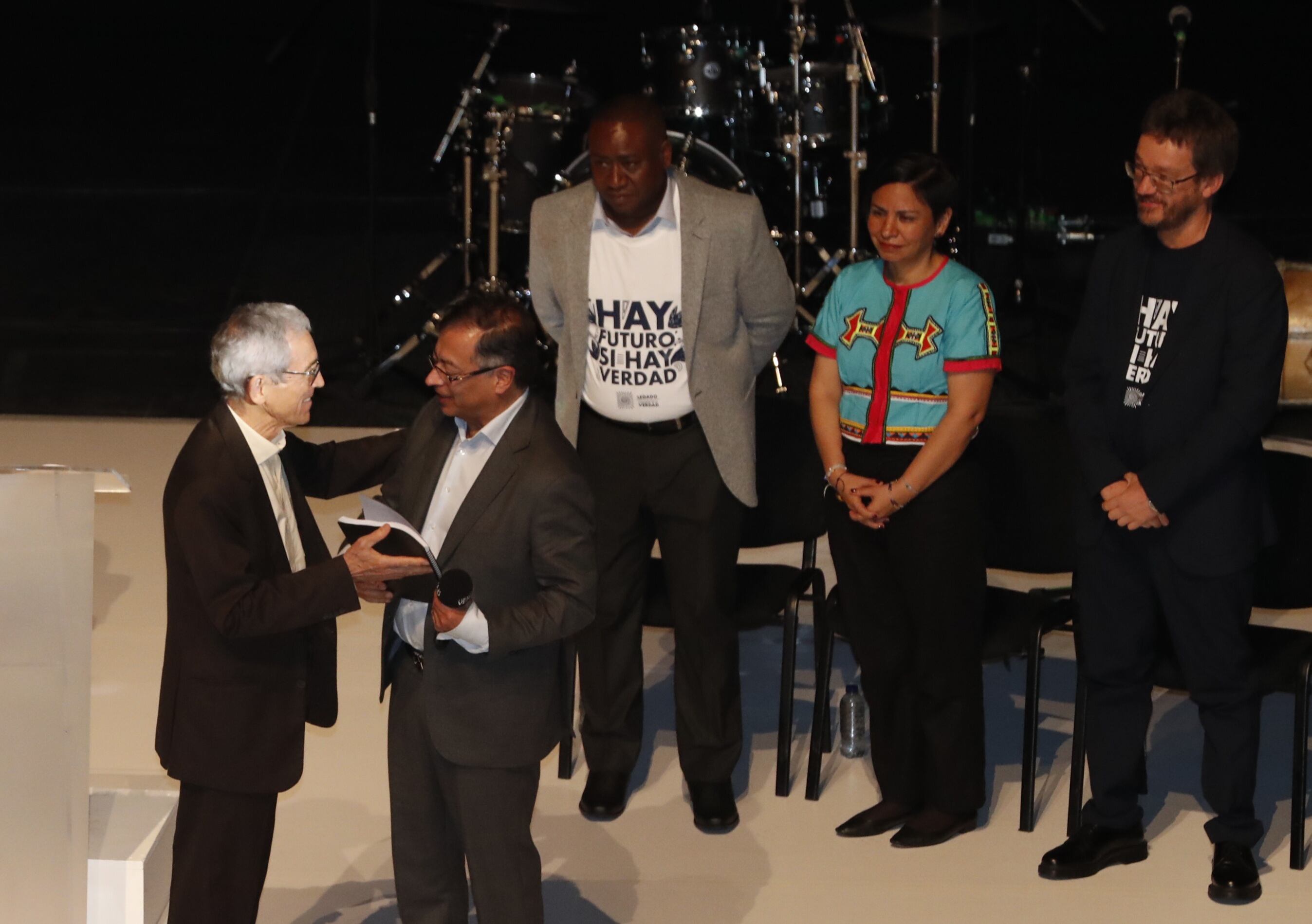 Evento de presentación del Informe Final de la Comisión de la Verdad, Padre de Roux con el Presidente Electo Gustavo Petro