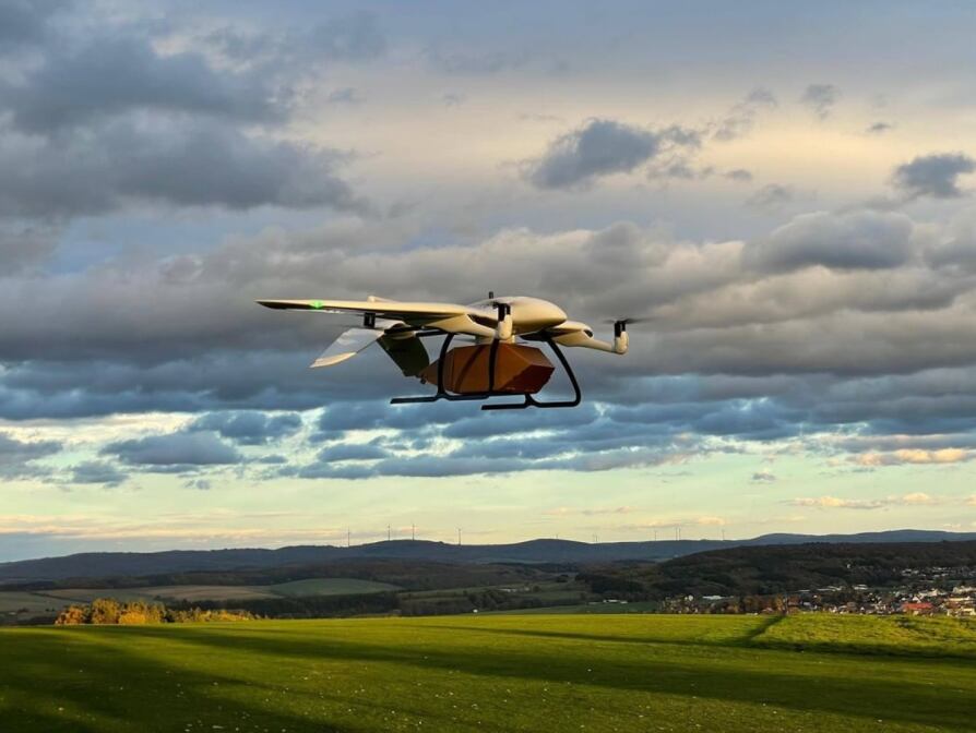 El modelo Wingcopter 178 Heavy Lift cubre distancias hasta de 120 kilómetros, con un sistema de entrega en uno y dos sentidos. El dron cuenta con un mecanismo de cabrestante para bajar los paquetes con precisión, pero también puede aterrizar en un punto de destino y volver con una nueva carga útil. 

Wingcopter espera lanzar pronto la próxima generación de sus drones, con especificaciones técnicas novedosas.