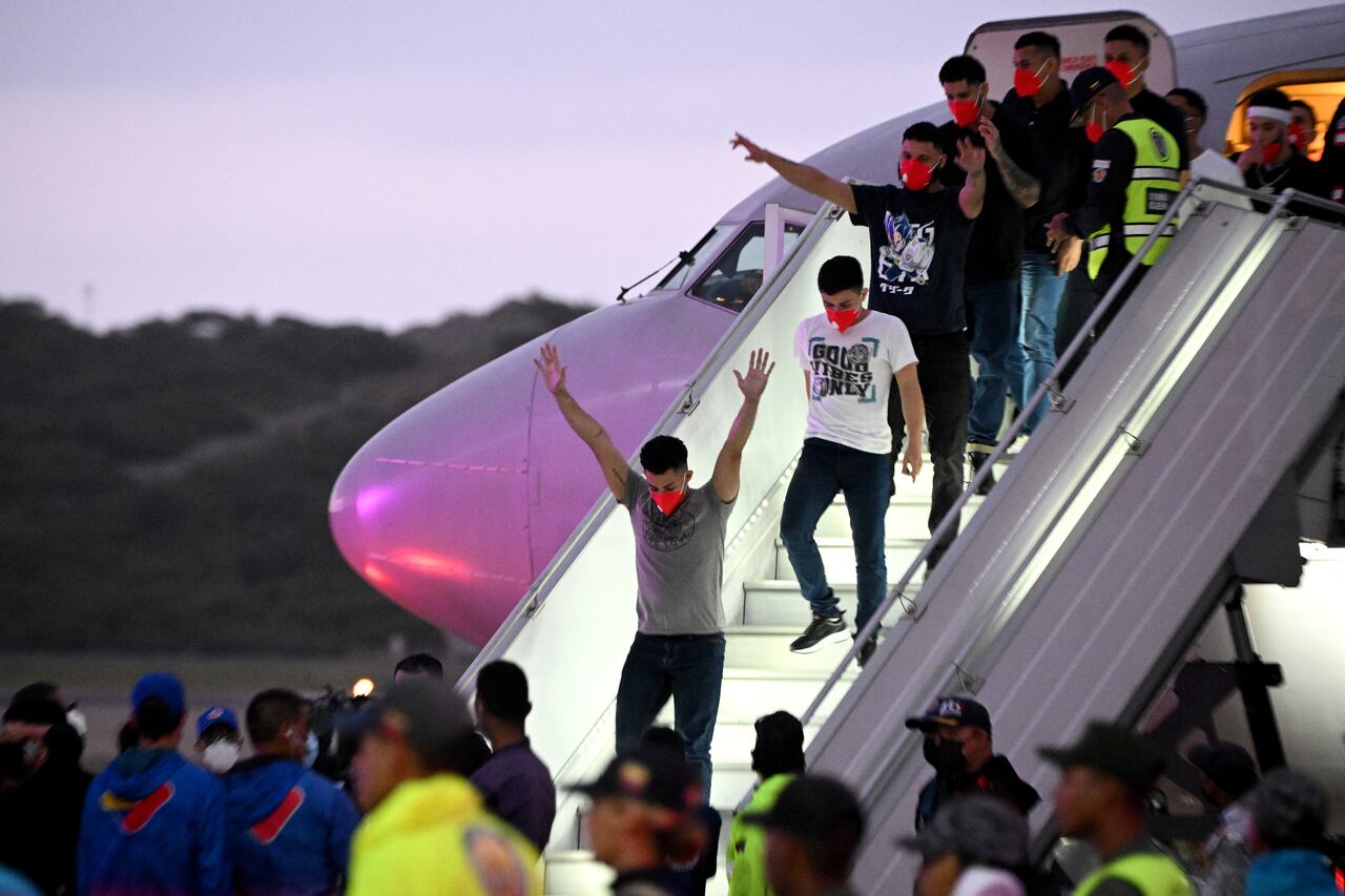 Migrantes venezolanos encarcelados en El Salvador descienden de un avión en el Aeropuerto Internacional Simón Bolívar de Maiquetía, Venezuela, el 18 de julio de 2025.