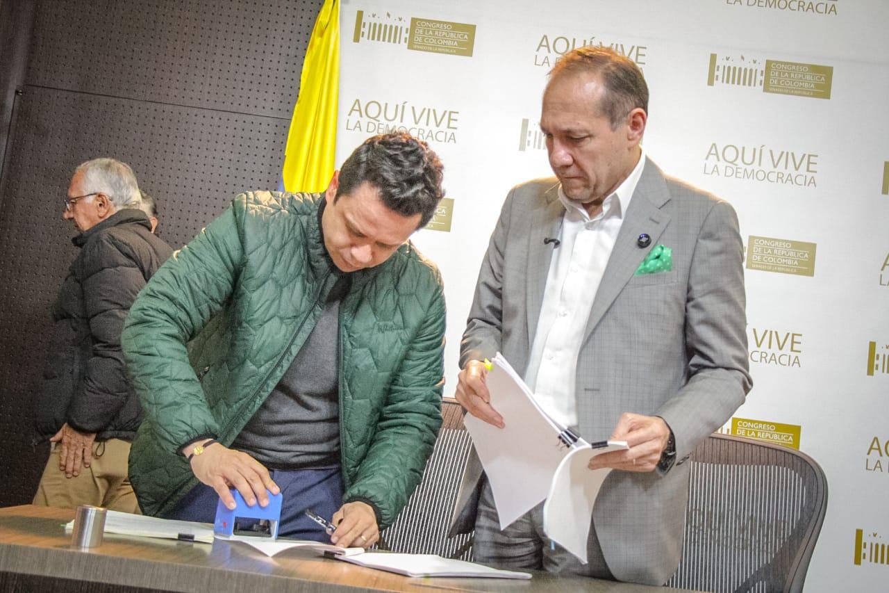 El secretario del Senado recibió la nueva propuesta.