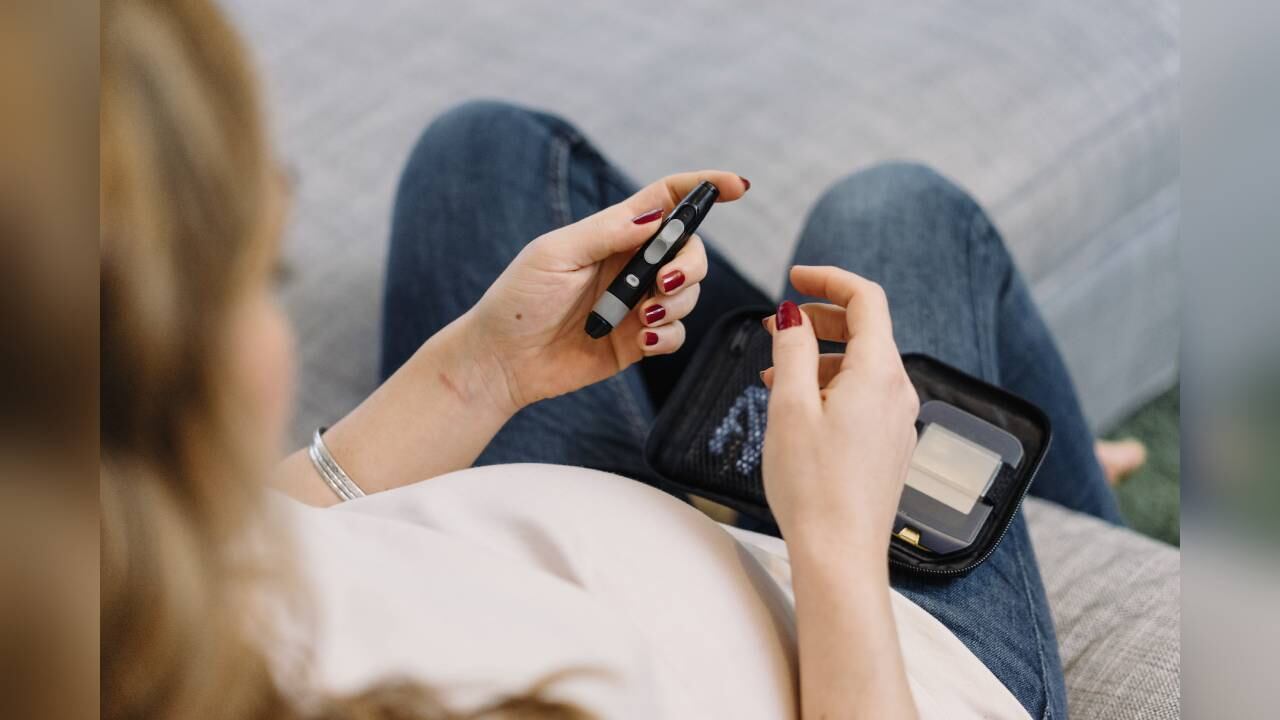 Las plantas medicinales pueden ser una buena opción, pero los expertos recomiendan continuar con la medicación y el control que asigna el profesional de la salud. Foto: GettyImages.