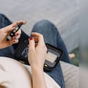 Las plantas medicinales pueden ser una buena opción, pero los expertos recomiendan continuar con la medicación y el control que asigna el profesional de la salud. Foto: GettyImages.