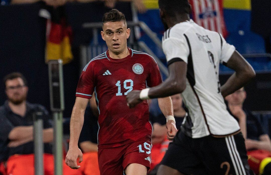 Rafael Santos Borré tiene 27 años.