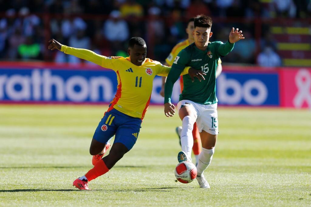 EL ALTO, BOLIVIA - OCTOBER 10: Jhon Arias of Colombia and Gabriel Villamil of Bolivia battle for the ball during the FIFA World Cup 2026 South American Qualifier match between Bolivia and Colombia at Estadio Municipal de El Alto on October 10, 2024 in El Alto, Bolivia.  (Photo by Gaston Brito Miserocchi/Getty Images)