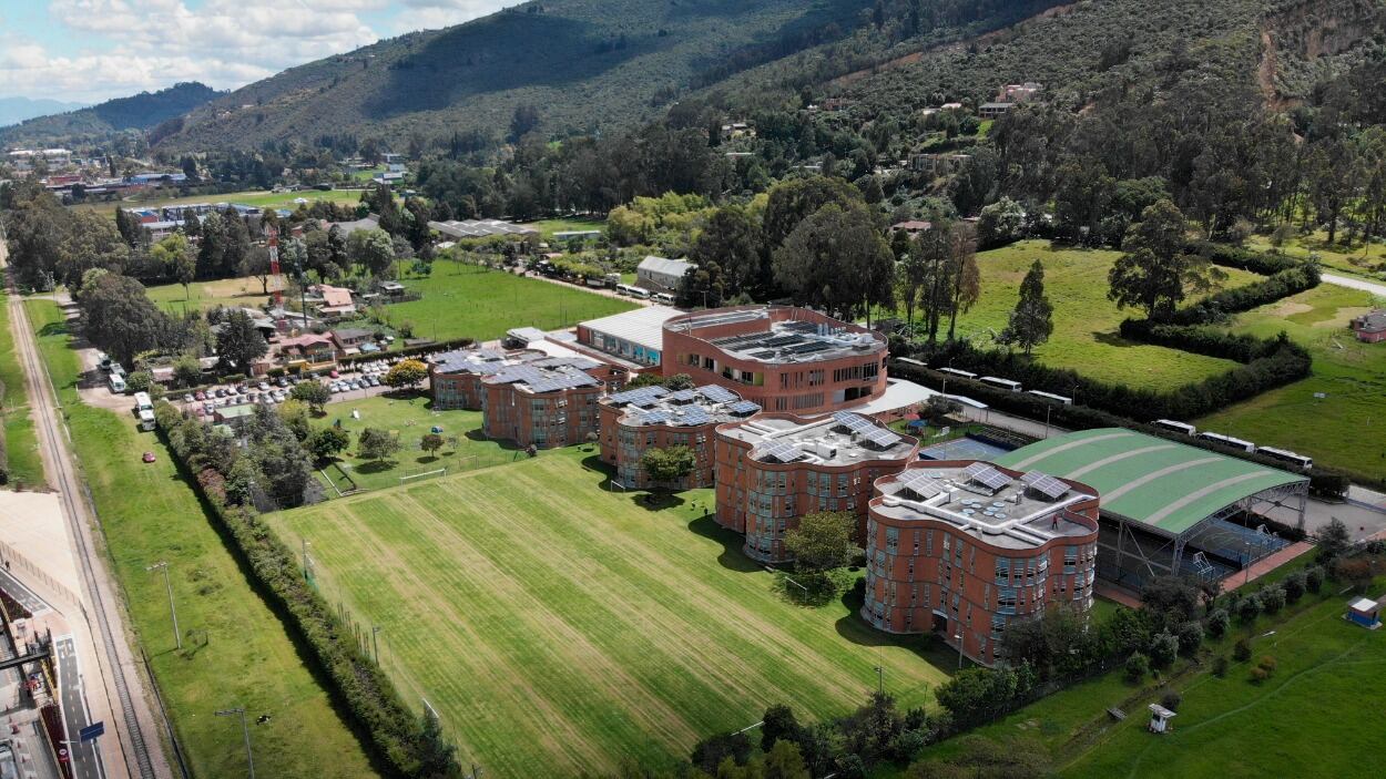 En el Colegio Rochester, la construcción, su funcionamiento y mantenimiento, fueron recertificados en el nivel platino por el Consejo Estadounidense de la Construcción Sostenible en la categoría de liderazgo en diseño medioambiental y energético.