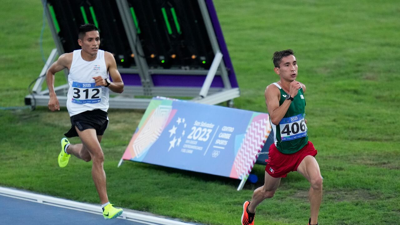 Víctor Zambrano, de México, compite en los 10.000 metros, durante los Juegos Centroamericanos y del Caribe en San Salvador, el viernes 7 de julio de 2023 (AP Foto/Arnulfo Franco)