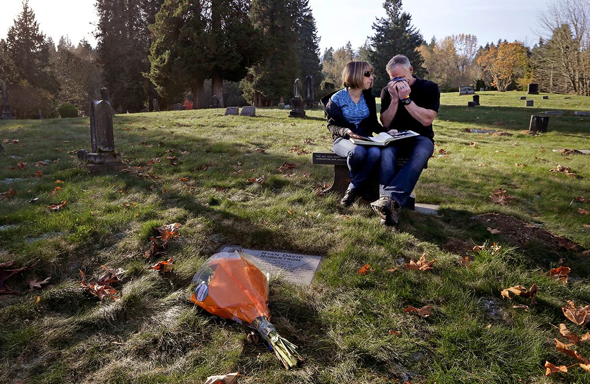 Rob Robertson y su esposa Linda visitan la tumba de su hijo, Ryan. La pareja lo sometió a “terapia reparativa” luego de que él les confesara que era gay. Luego del “tratamiento” su orientación sexual no cambió, pero se volvió adicto a las drogas, y murió de una sobredosis. Ahora, Rob y Linda ayudan a parejas cristianas como ellos a aceptar a sus hijos gais. (AP)