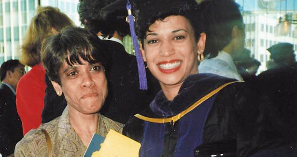 En 1989, durante su grado de abogada en la Universidad de California con su madre, quien moriría 20 años después.