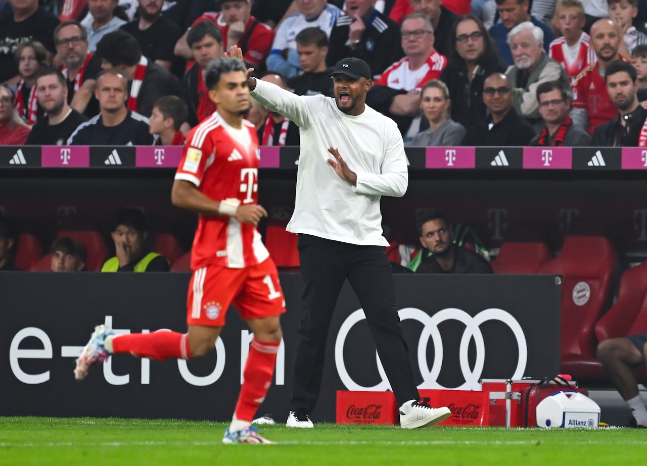 Vincent Kompany y Luis Díaz en un partido contra el Hamburgo.
