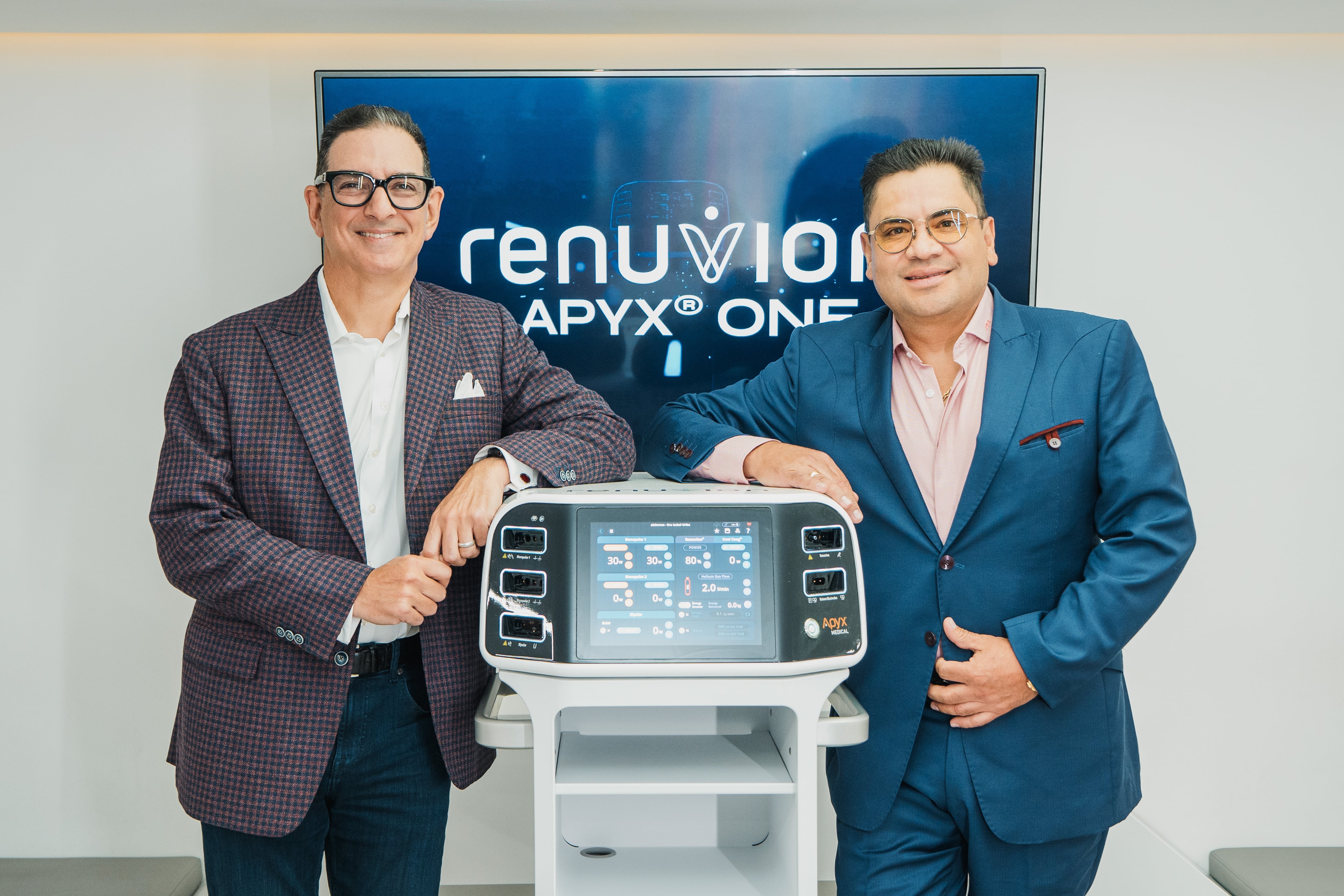 El cirujano plástico Adam Rubinstein y el doctor Guillermo Rodríguez.