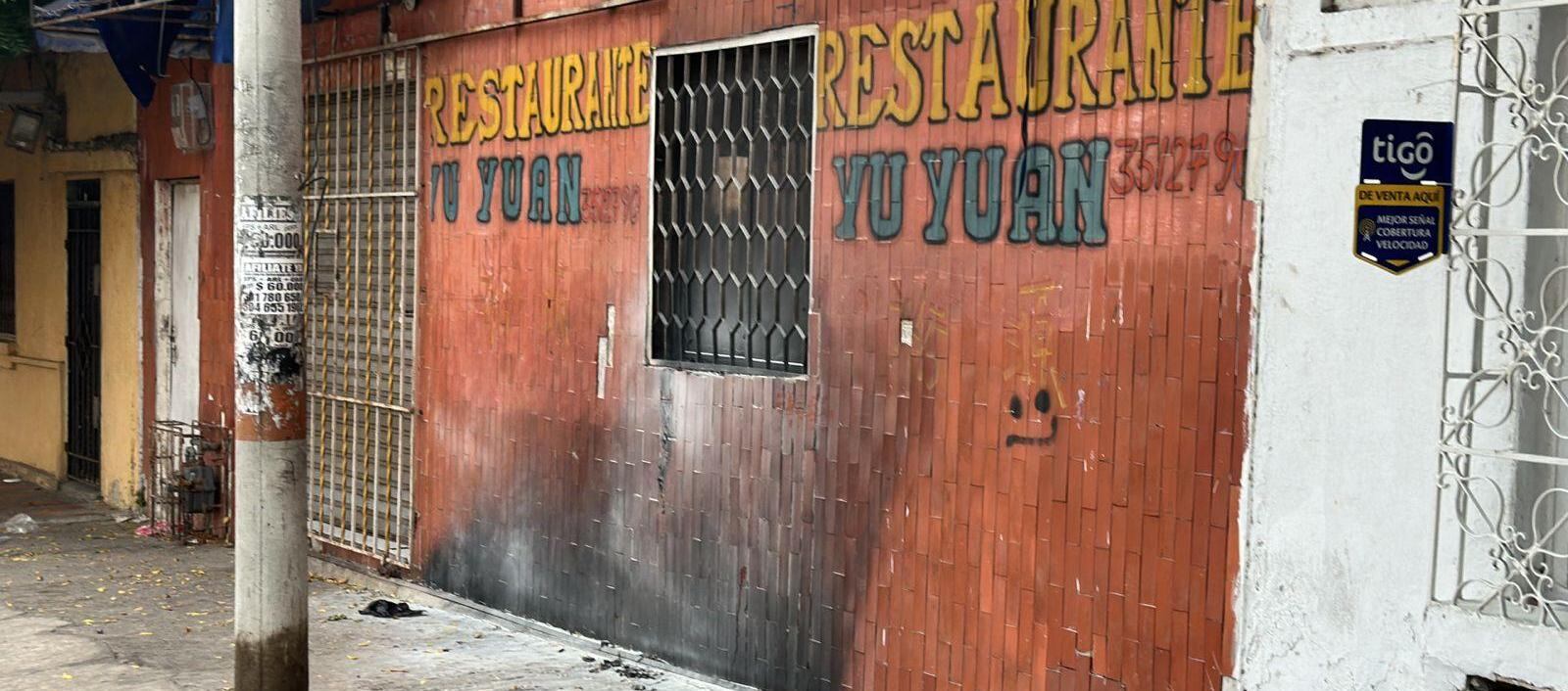 Una bomba incendiaria fue lanzada contra la fachada del restaurante