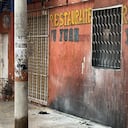 Una bomba incendiaria fue lanzada contra la fachada del restaurante