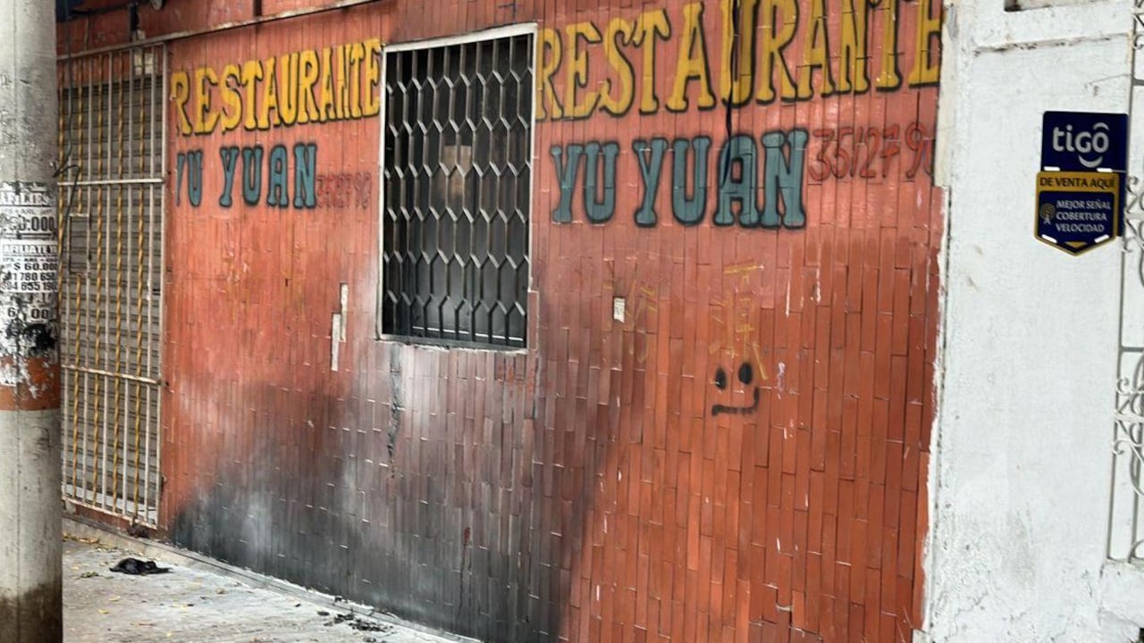 Una bomba incendiaria fue lanzada contra la fachada del restaurante