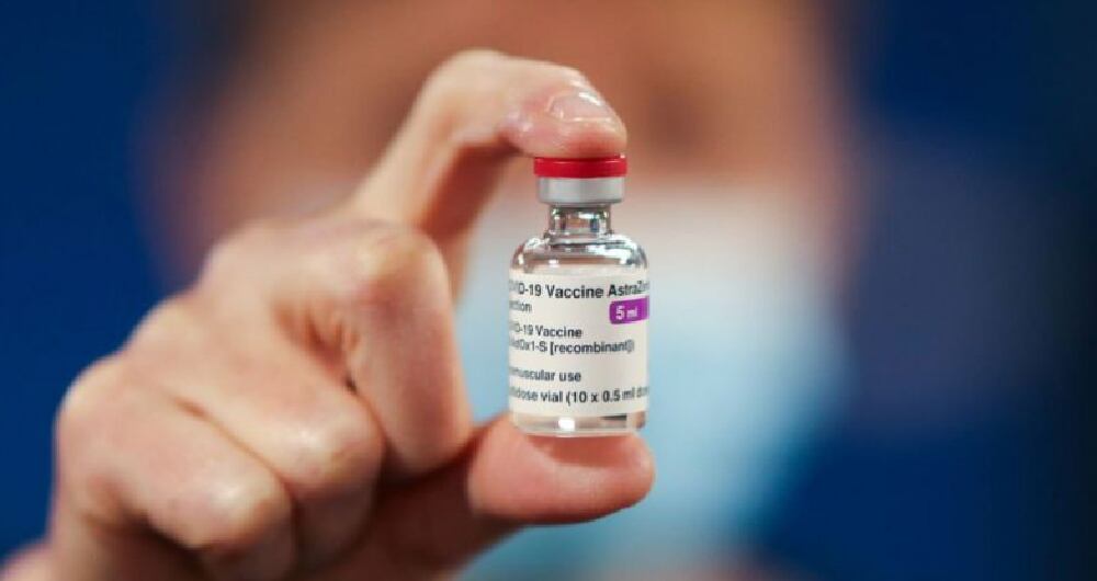 Sudáfrica ya había comprado un millón de dosis a la farmacéutica sueco-británica. Foto: BBC / GETTY