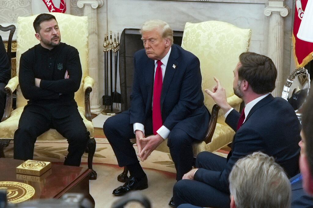 El vicepresidente JD Vance, derecha, habla con el presidente ucraniano Volodymyr Zelenskyy, izquierda, mientras el presidente Donald Trump escucha en el Despacho Oval de la Casa Blanca, el viernes 28 de febrero de 2025, en Washington. (AP Foto/ Mystyslav Chernov)