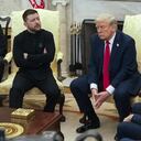 El vicepresidente JD Vance, derecha, habla con el presidente ucraniano Volodymyr Zelenskyy, izquierda, mientras el presidente Donald Trump escucha en el Despacho Oval de la Casa Blanca, el viernes 28 de febrero de 2025, en Washington. (AP Foto/ Mystyslav Chernov)
