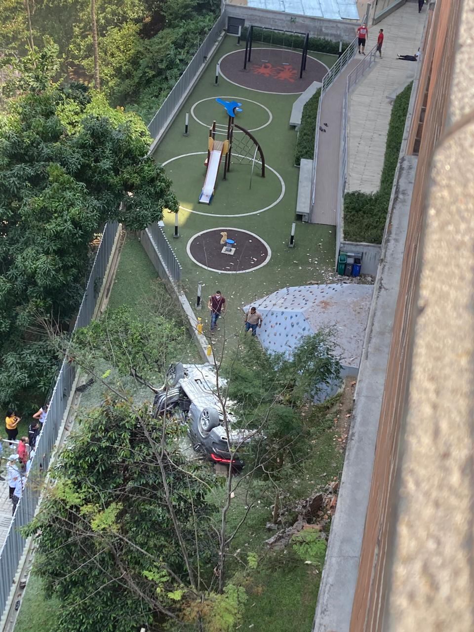 Carro cae de edificio en Medellín