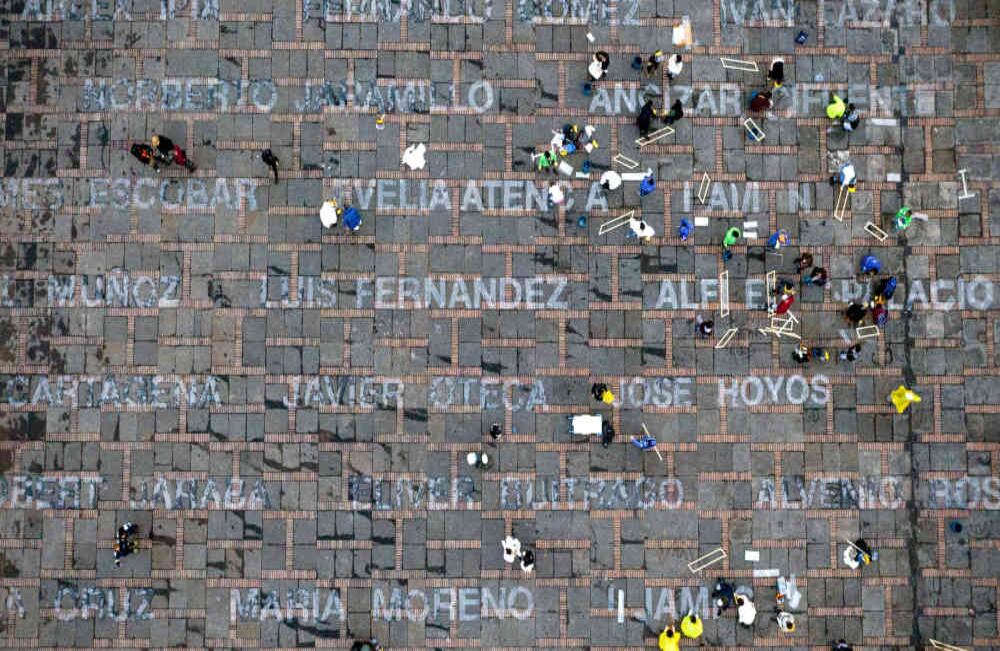 Este 10 de junio, la artista Doris Salcedo, de la mano de la Universidad Nacional y la Comisión de la Verdad, creó una intervención artística para hacer un llamado sobre el asesinato de líderes sociales. Foto: Diana Rey Melo