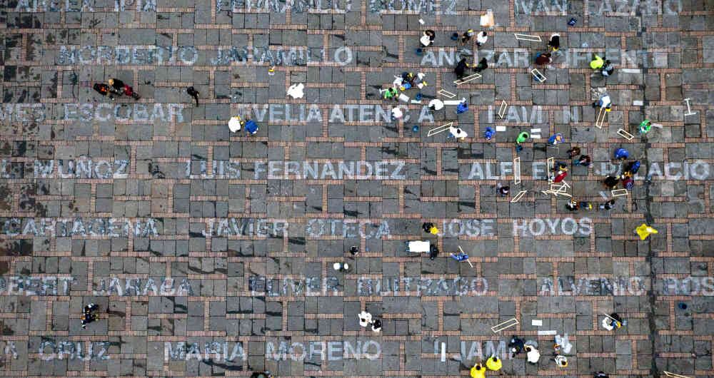 Este 10 de junio, la artista Doris Salcedo, de la mano de la Universidad Nacional y la Comisión de la Verdad, creó una intervención artística para hacer un llamado sobre el asesinato de líderes sociales. Foto: Diana Rey Melo
