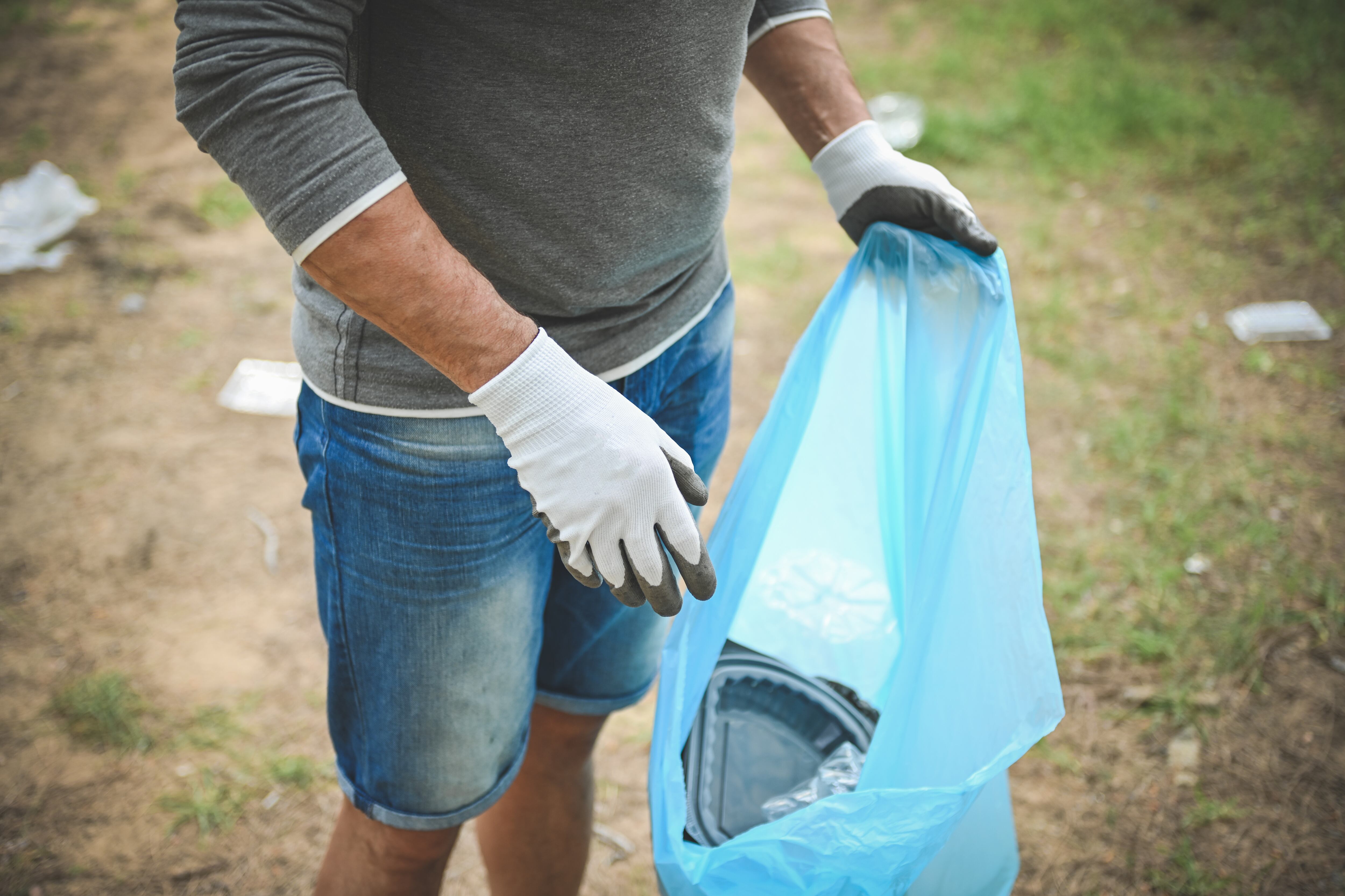 El hombre encontró el oro en una caneca de basura