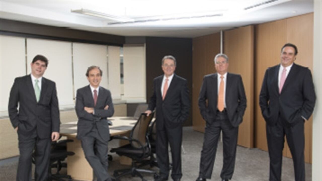 De izquierda a derecha: Alberto Jiménez, presidente de Compas –negocio portuario–; Eduardo Bettin, presidente negocio minero; Juan David Uribe, presidente negocio inmobiliario; José Alberto Vélez, presidente de Grupo Argos; Juan Guillermo Londoño, presidente de Celsia –negocio de energía–, y Jorge Mario Velásquez, presidente Cementos Argos.
