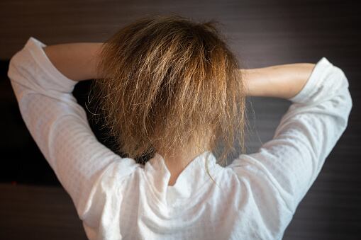 El cabello esponjado, suele estar asociado con una pérdida de humedad natural en las hebras.