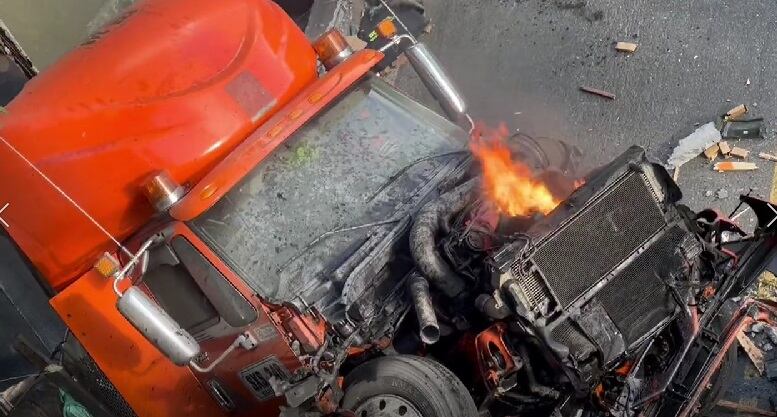 Un tractocamión cayó al río con el desplome del puente.