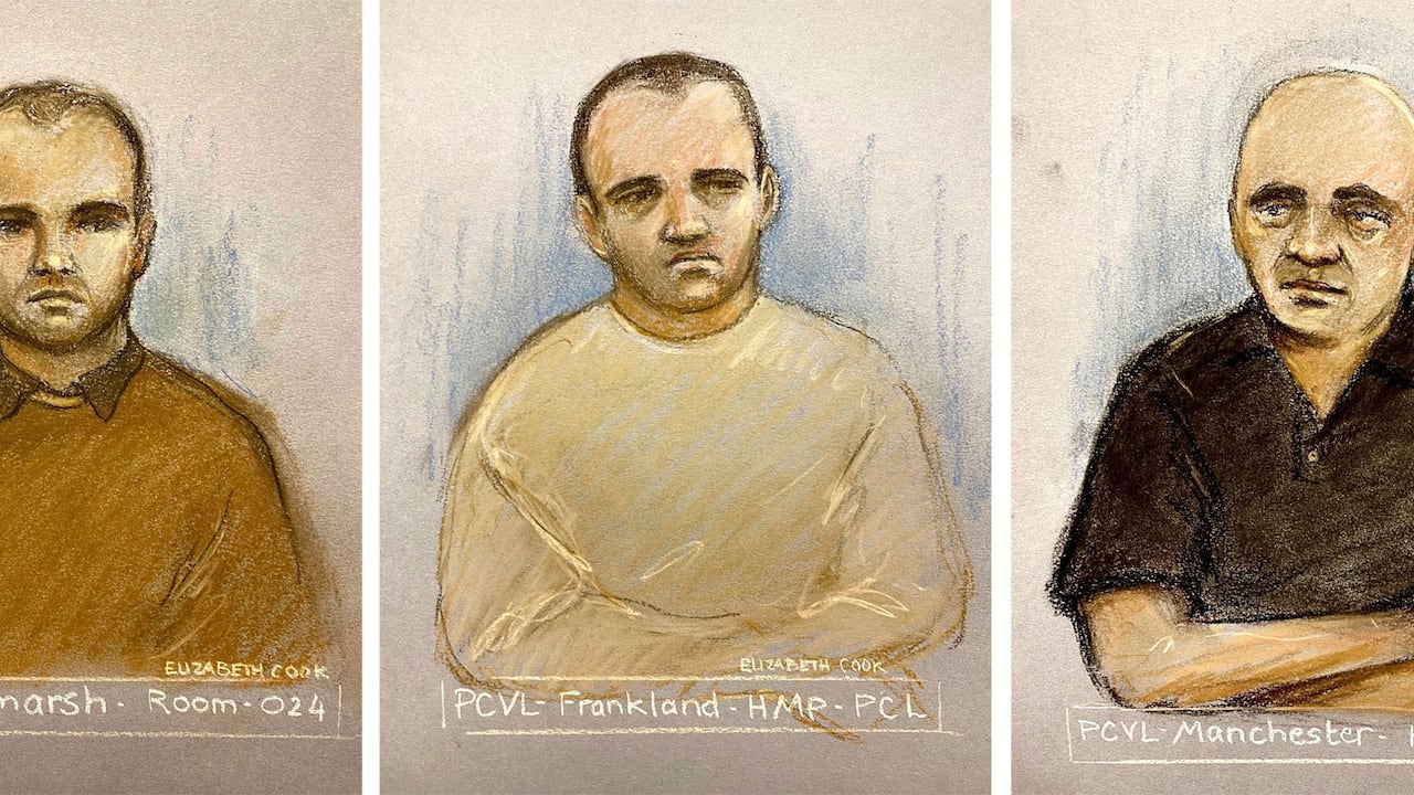 Izquierda a derecha, los búlgaros Katrin Ivanova, Vanya Gaberova, Orlin Roussev, Ivan Stoyanov y Bizer Dzhambazov comparecen por videoenlace en la corte de Westminster, Londres, para responder a acusaciones de espiar para Rusia, martes 26 de septiembre de 2023. (Elizabeth Cook/PA via AP).