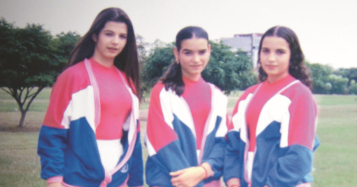 En 1992, Carolina Cruz era, además, porrista del colegio Sagrado Corazón de Cali. En el centro aparece su amiga Paola Calle, quien hoy en día también es presentadora de farándula.