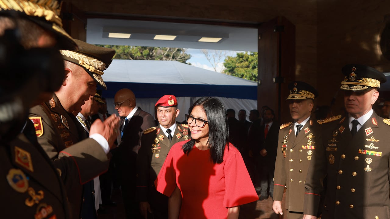 La presidenta encargada de Venezuela, Delcy Rodríguez, junto a militares.
