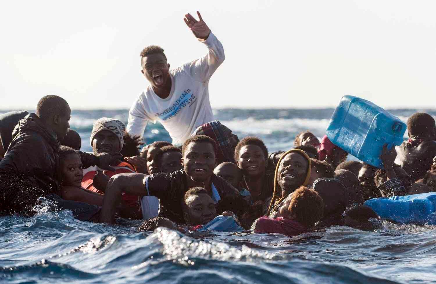 Mediterráneo  El drama de los migrantes La guardia costera de Italia encontró a casi mil inmigrantes en el mar Mediterráneo luego que el bote con el que pretendían llegar a Europa naufragara. AP/ Laurin Schmid 