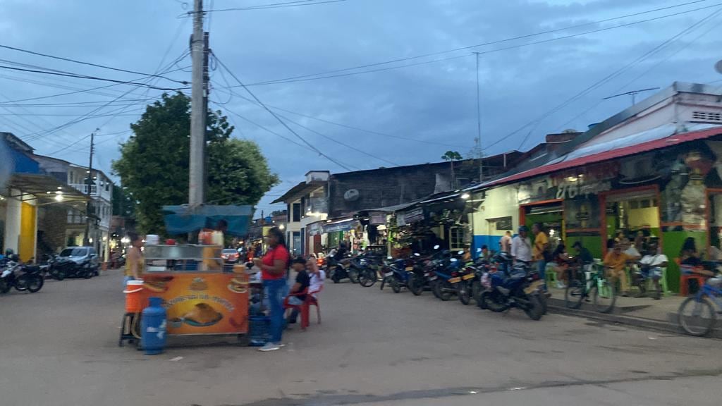 La calle 40 es una reconocida zona comercial de San José del Guaviare, allí llegan los niños indígenas a pedir comida. Lo hacen por la fuerza.